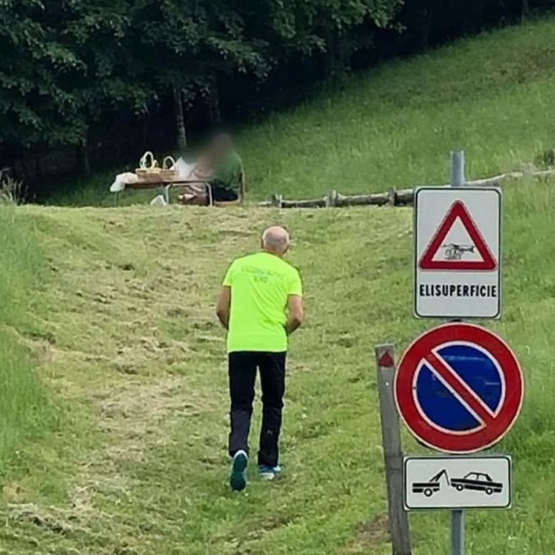 «Prendono il sole sulla piazzola e non si spostano»: l'elisoccorso non può atterrare