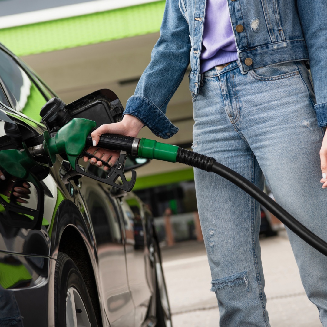 Fra vacanze e guerra in Iran, i prezzi della benzina tornano a salire