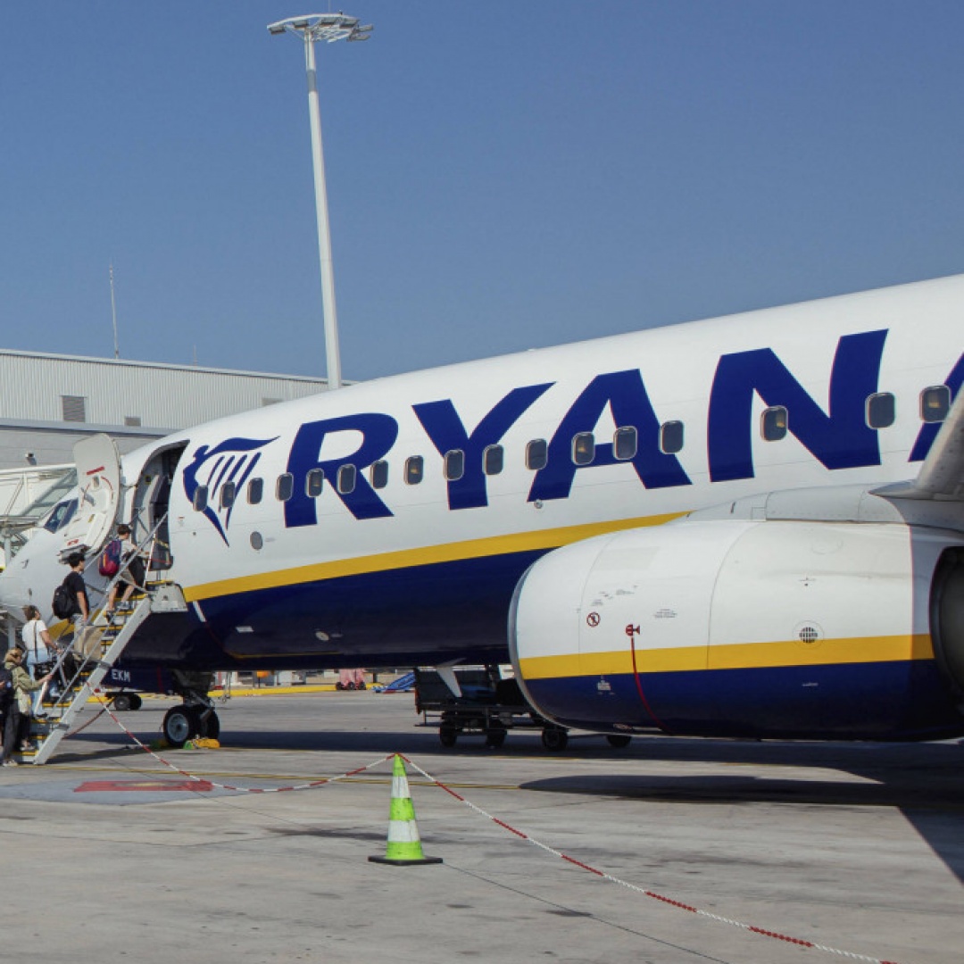 Paura sul volo Ryanair, si rompe il finestrino: passeggero trascinato