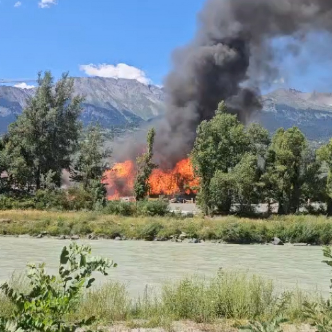 Brucia un impianto di incenerimento rifiuti