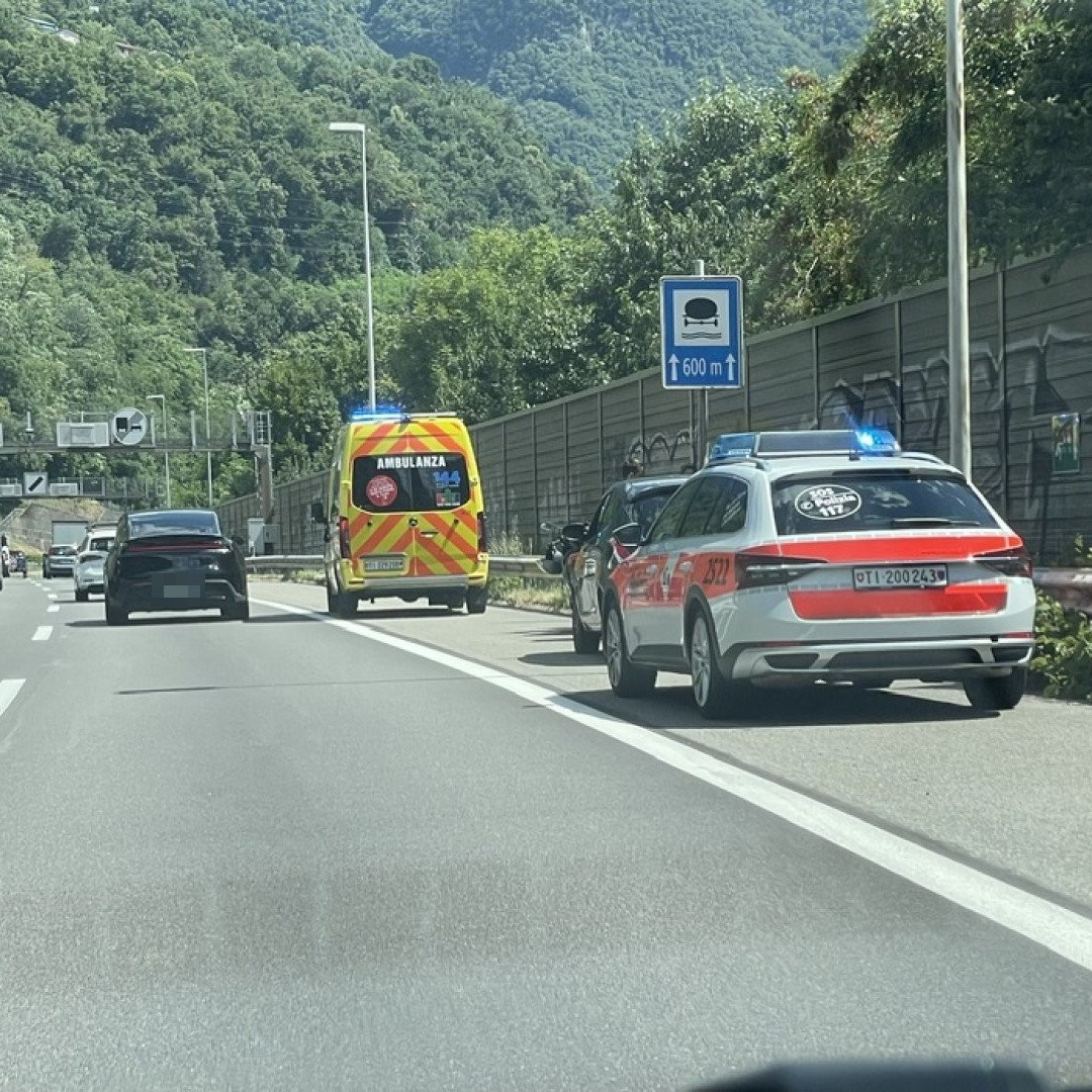 Scontro auto-moto a Maroggia, traffico in tilt sull'A2 in direzione sud