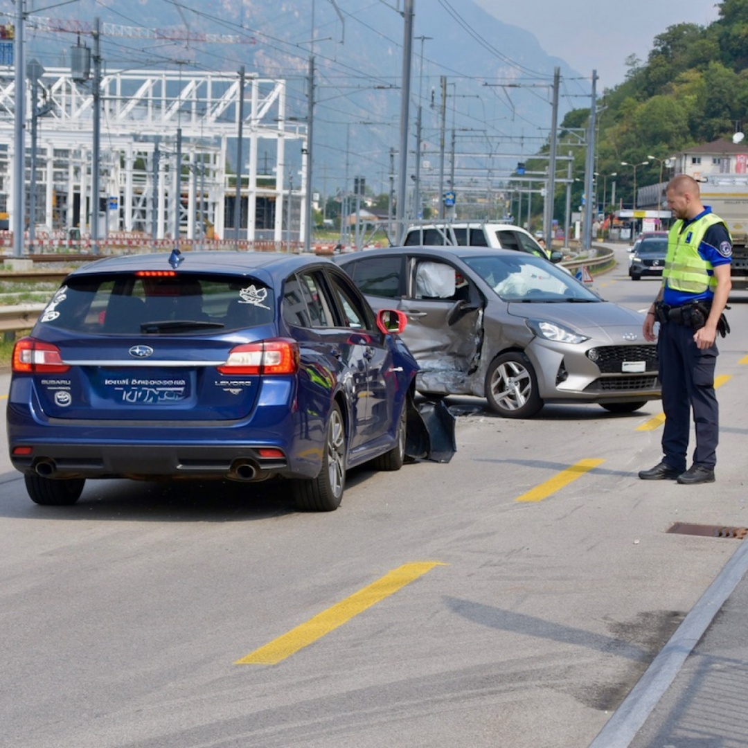 Scontro tra auto sulla cantonale: due feriti