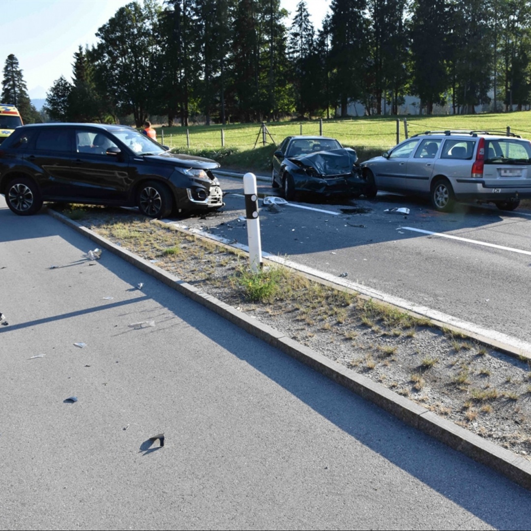 Scontro tra quattro auto: sei feriti