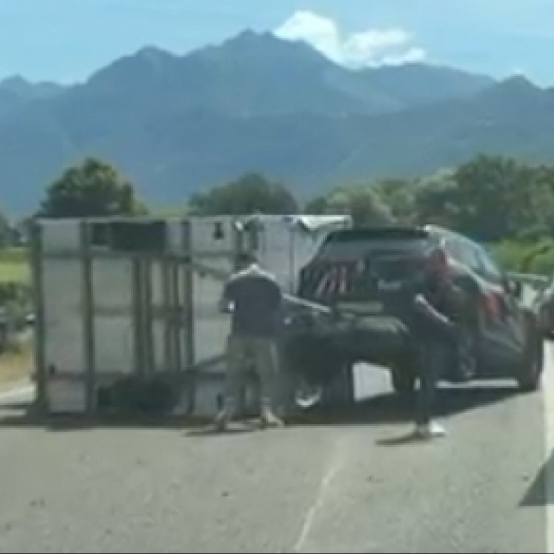 Si capovolge un veicolo, disagi al traffico