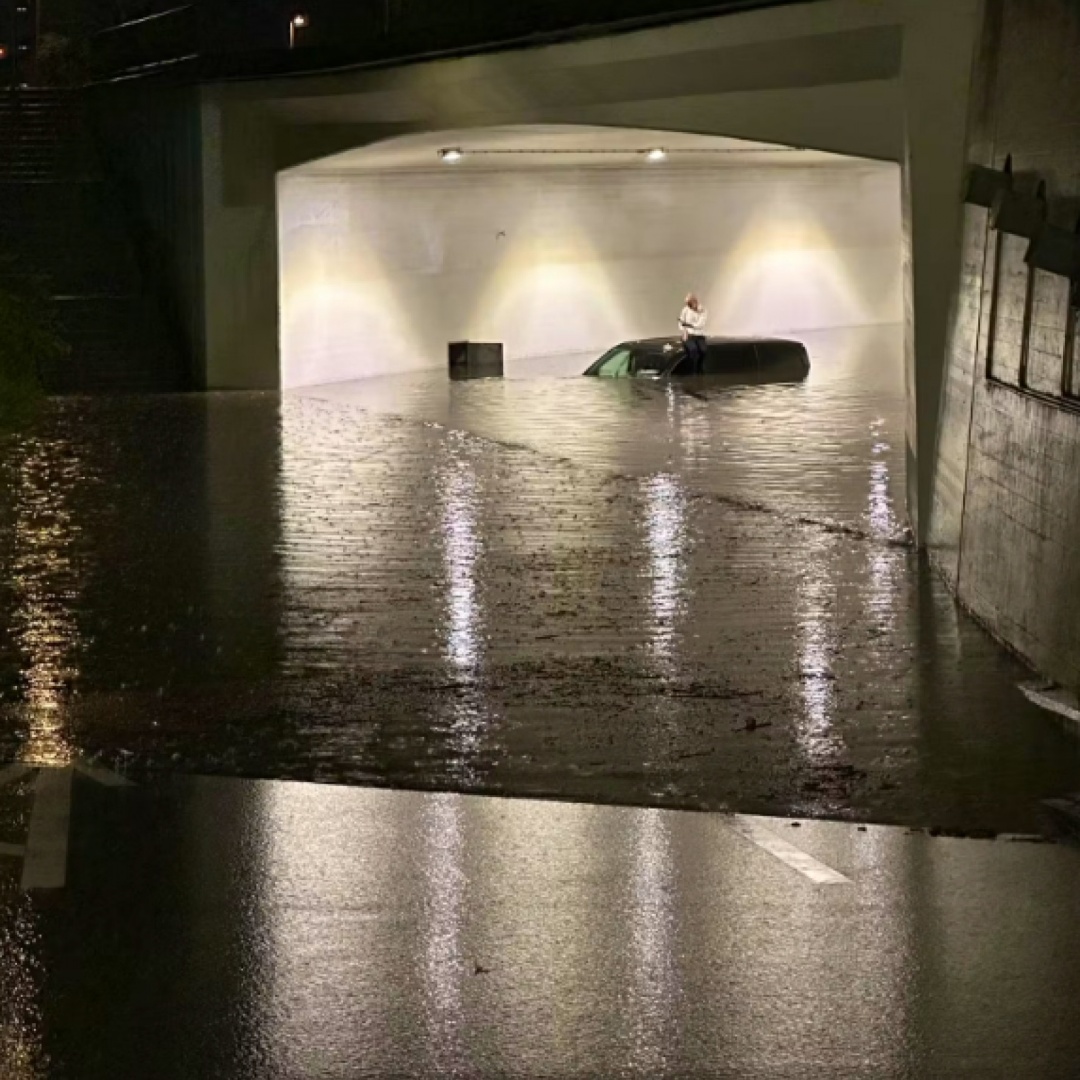 Allagamenti, frane e voli sospesi dopo i violenti temporali della notte