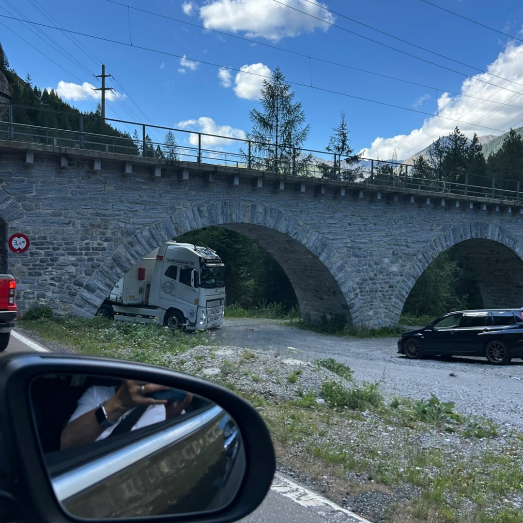 Tir bloccato manda in tilt il traffico sul Passo dell'Albula