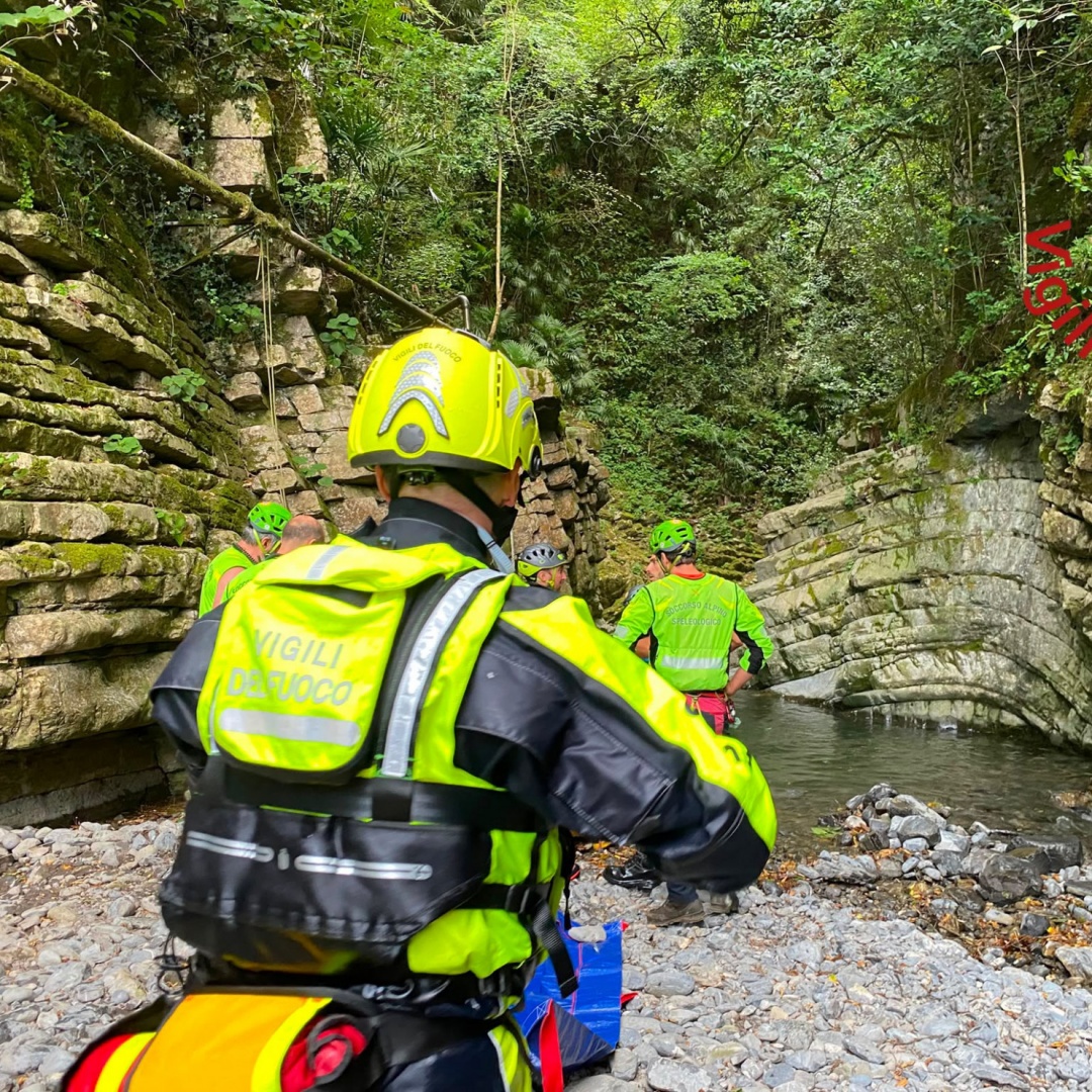 Un 19enne scivola e muore in un torrente, voleva recuperare un pallone
