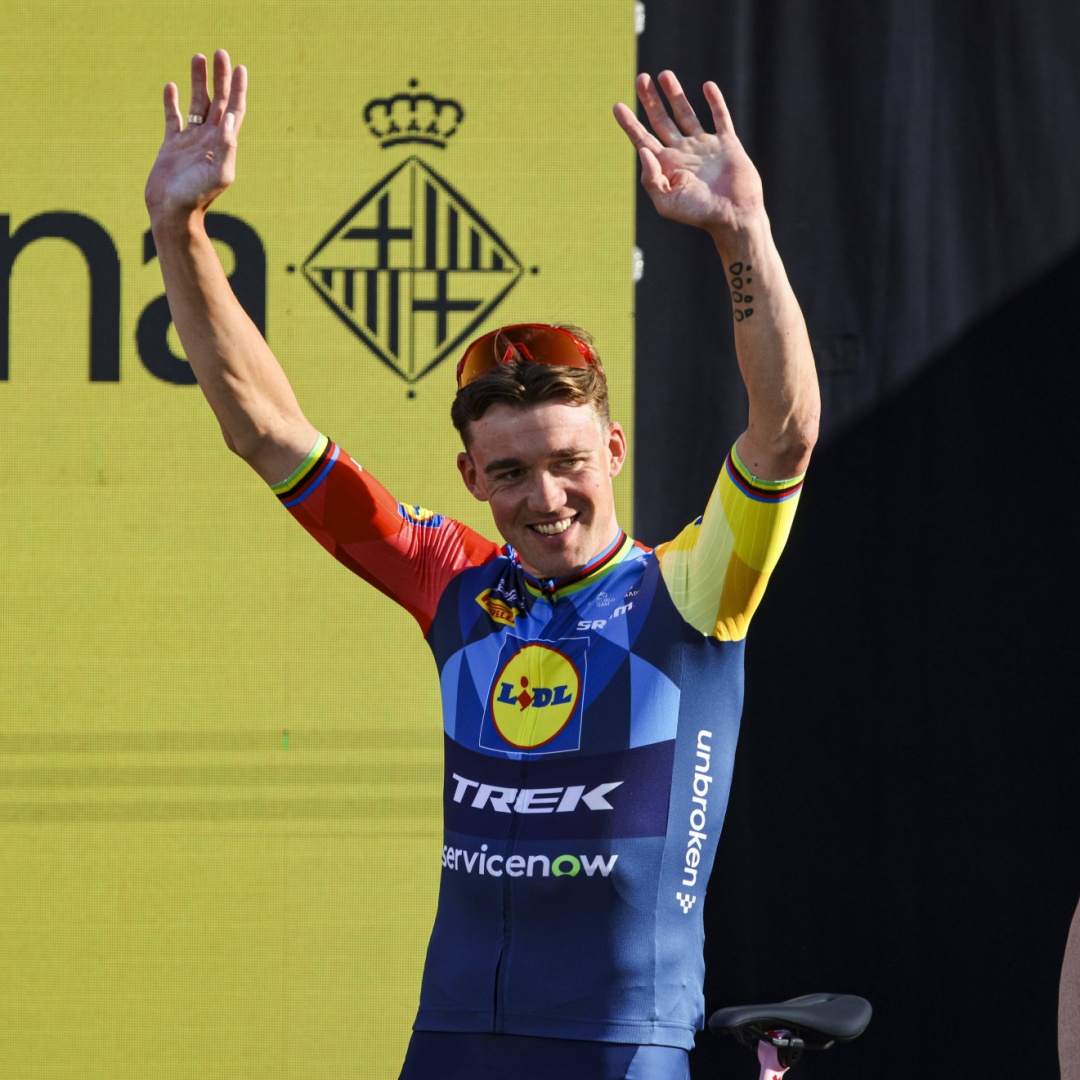 Pedersen vince, Traen sfila il giallo a Pogacar