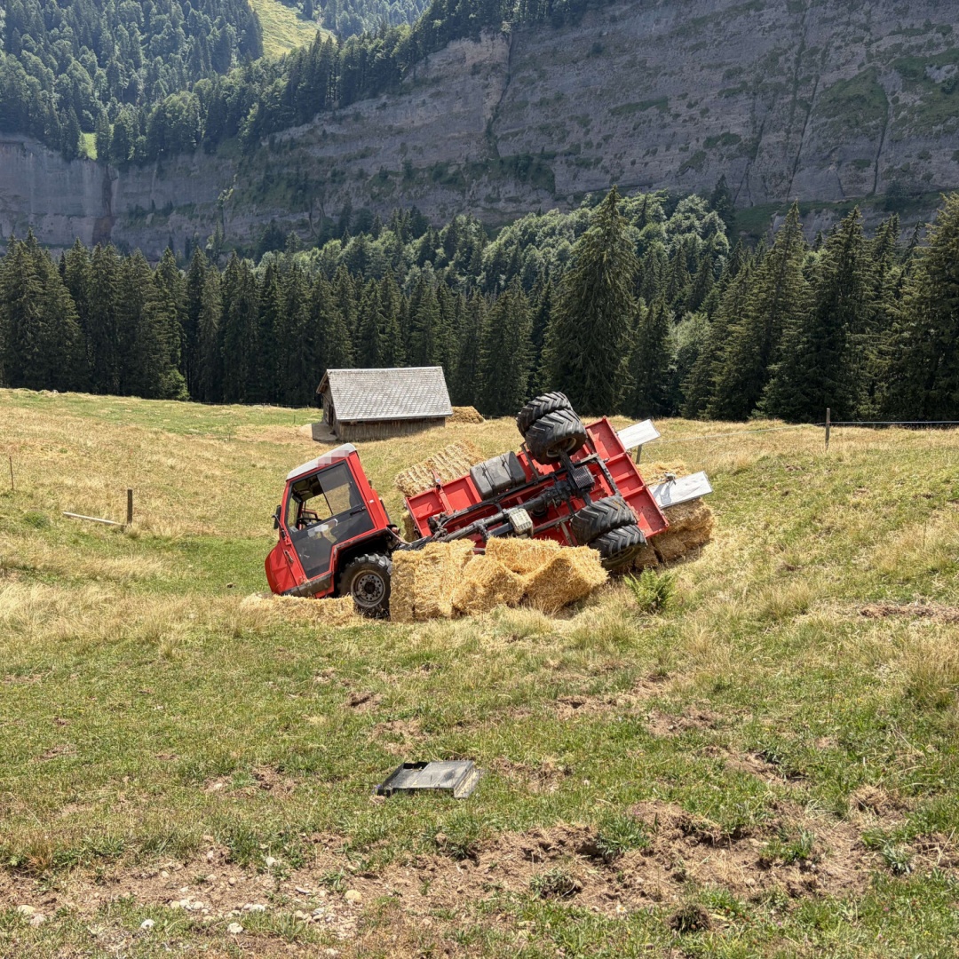 Il trattore si ribalta: grave un 35enne
