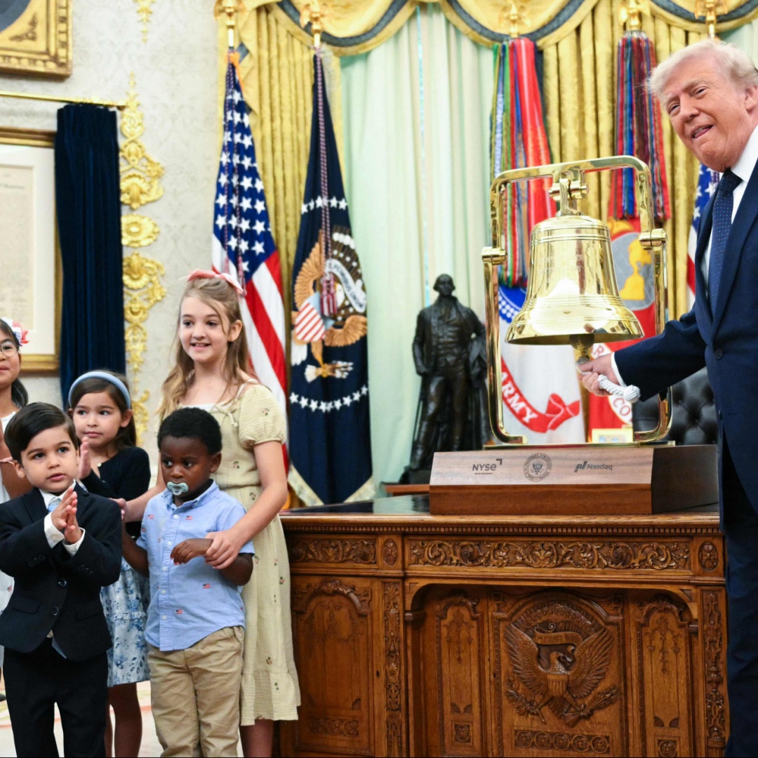Trump suona la campanella del Nasdaq dallo Studio Ovale