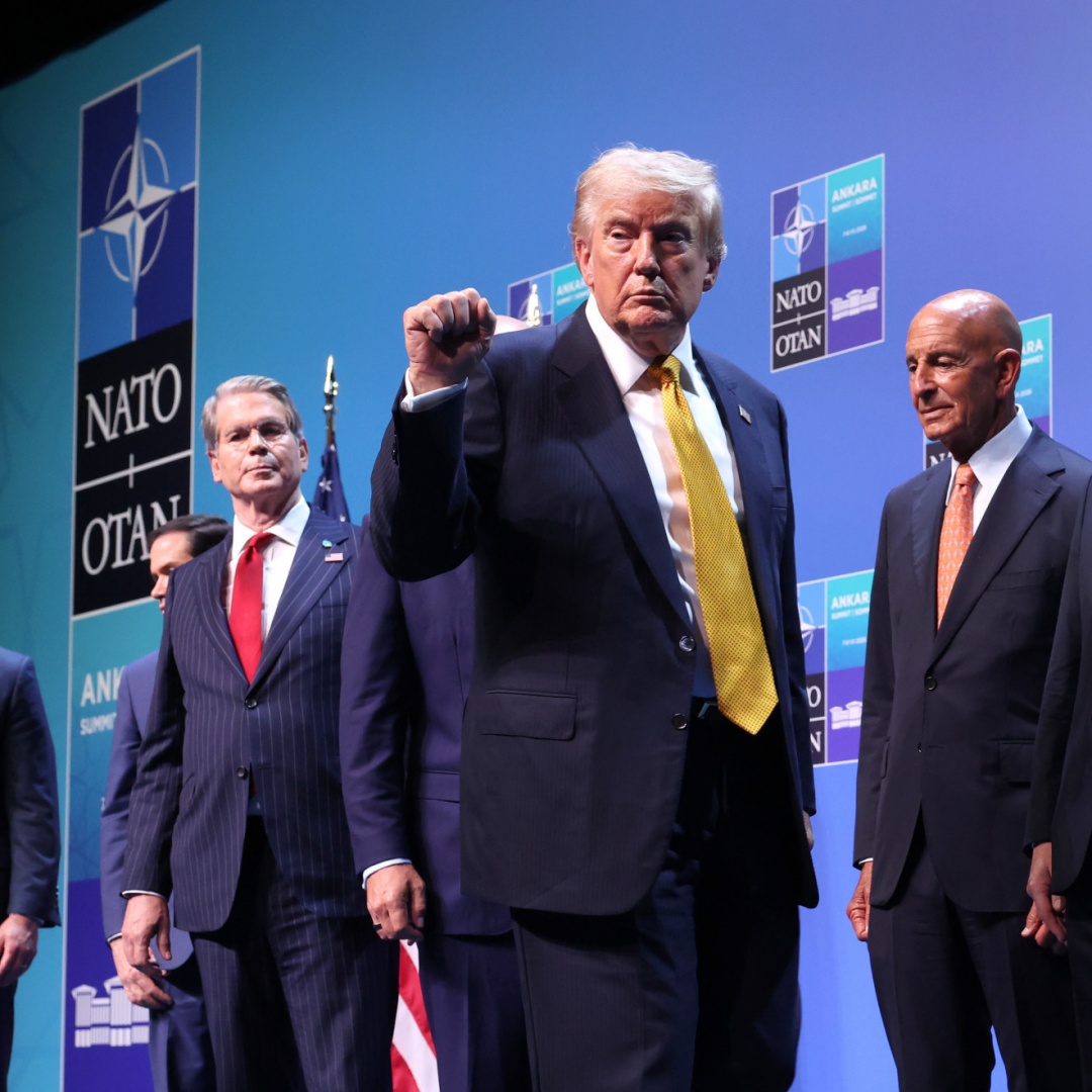 Trump prima attacca e poi frena: «La Nato è unita»