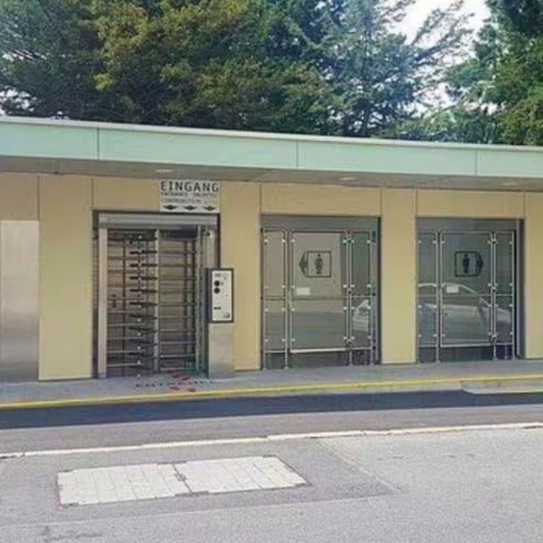 «Non riuscivo a respirare»: l'incubo di una turista intrappolata nella toilette