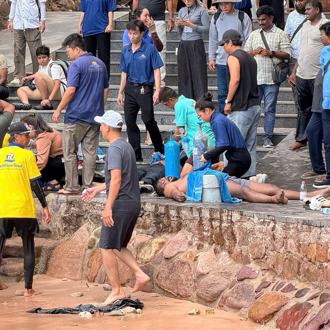 Mare agitato e la barca si capovolge: almeno 15 turisti morti