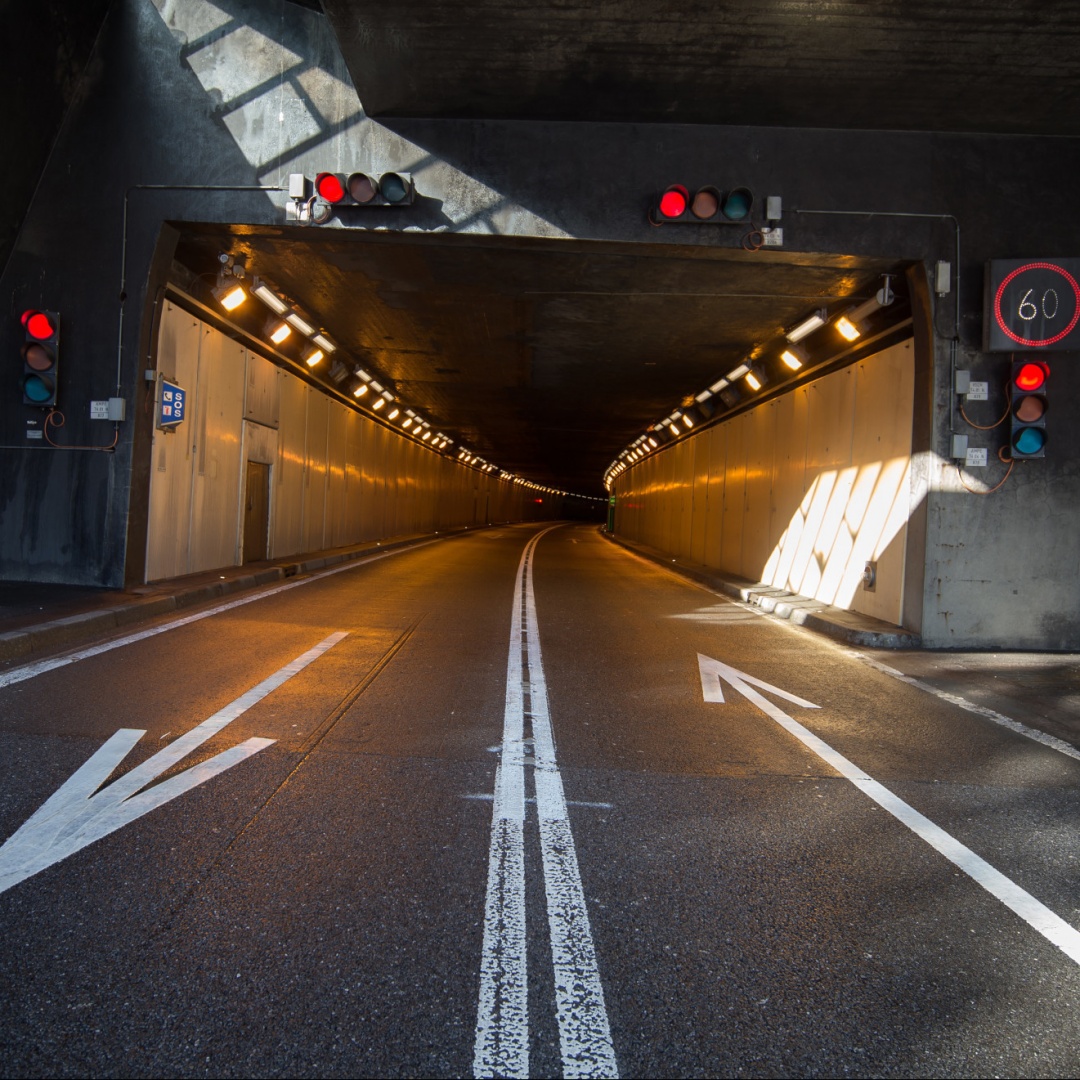 Follia nel tunnel del San Gottardo: 21 sorpassi a 170 all’ora