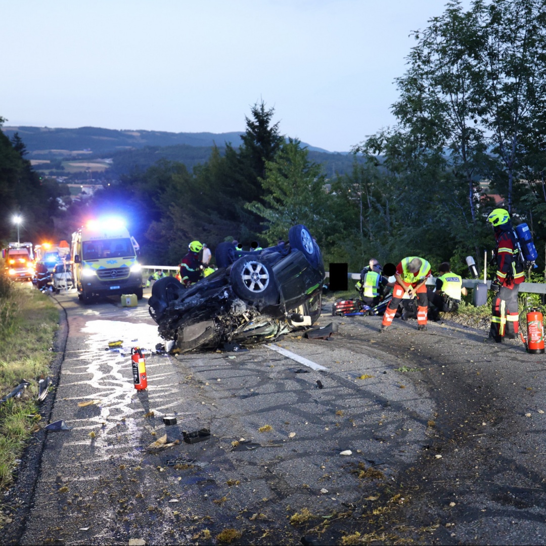 Auto si ribalta dopo una serie di urti: sei feriti
