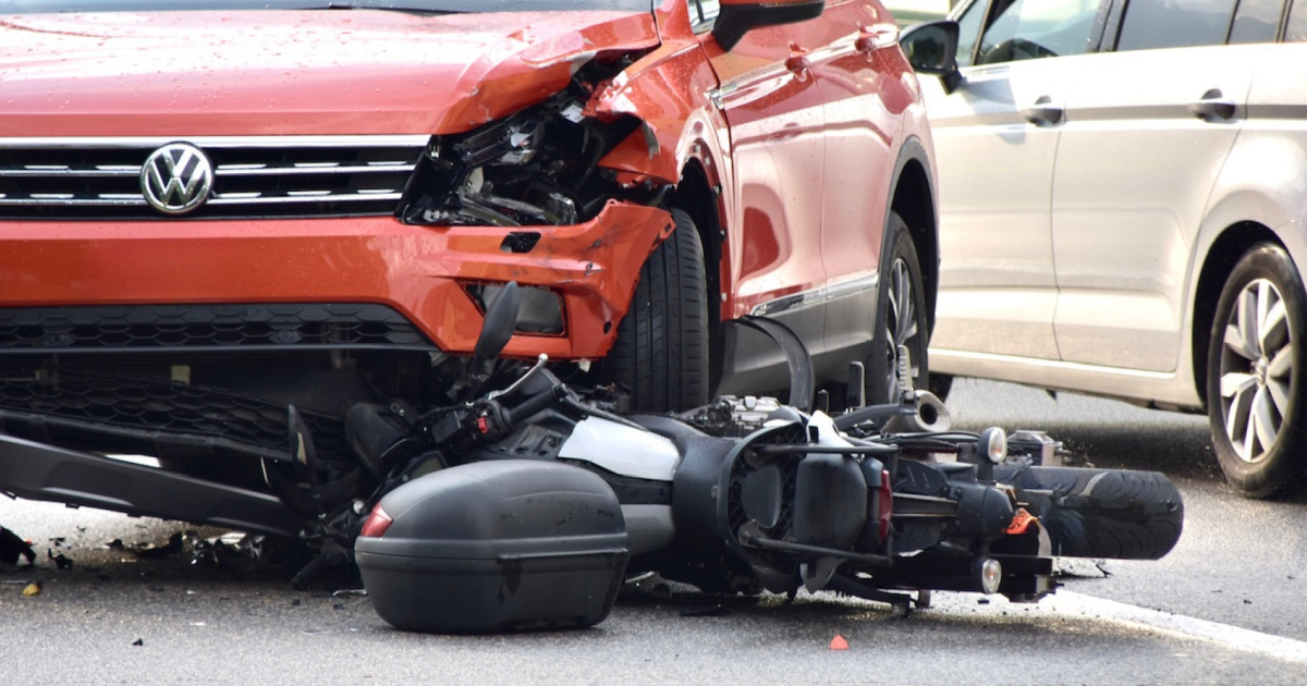 Si scontra con un'auto e viene sbalzato a terra: grave un motociclista