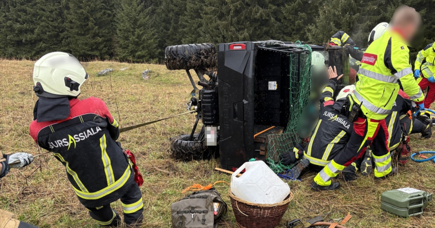 Si ribalta con il quad e rimane incastrato: grave un 58enne