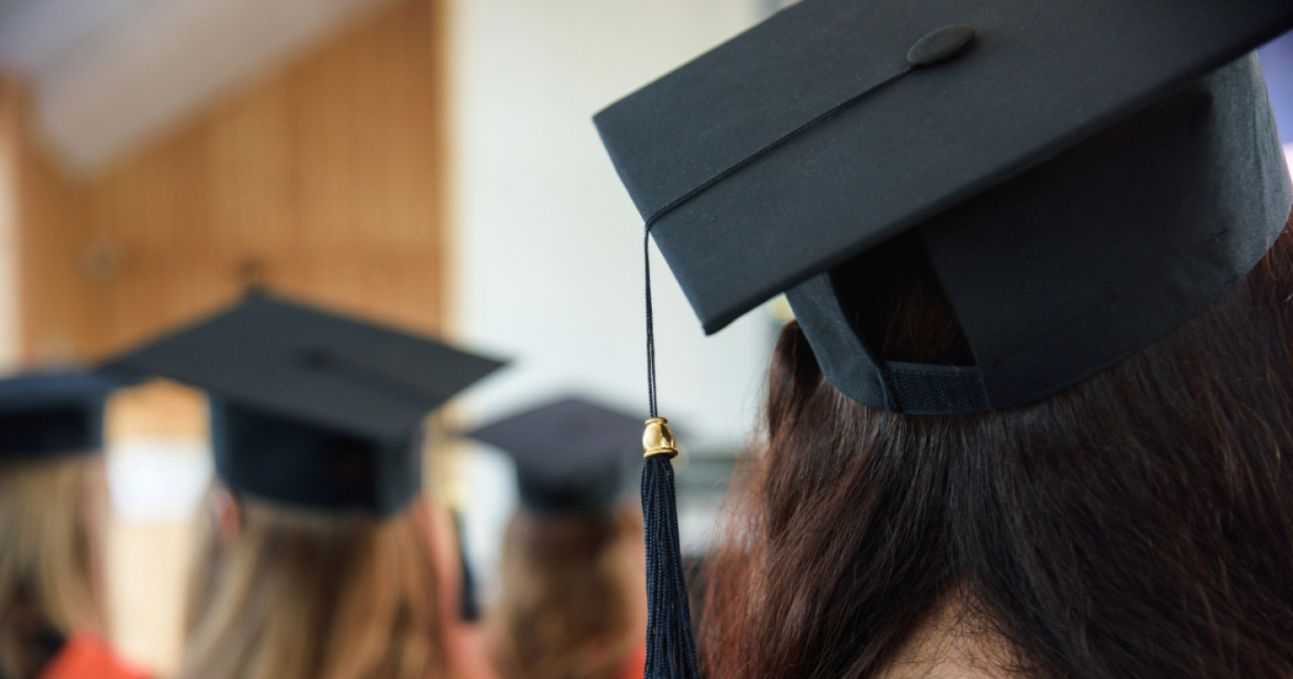 Le giovani donne sono più istruite, ma la parità di stipendio è ancora lontana
