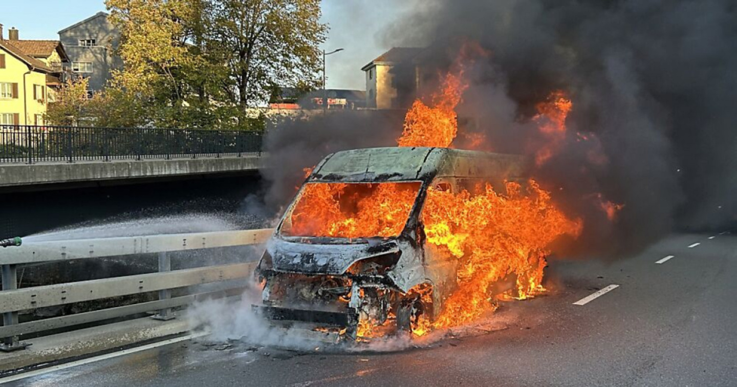 Vedono il fumo, poi il furgone prende fuoco