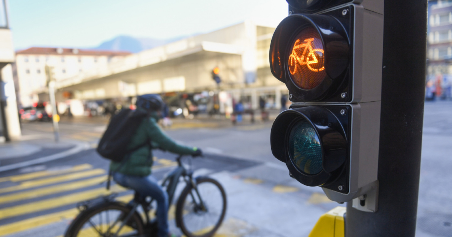 In otto giorni 35 multe. E-bike e monopattini fuori controllo