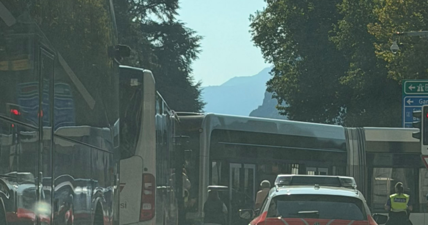 Scontro tra auto e bus in Corso Elvezia