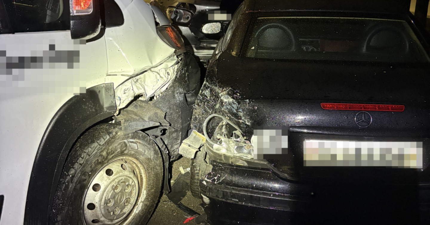 Ubriaco, si schianta contro tre auto in sosta