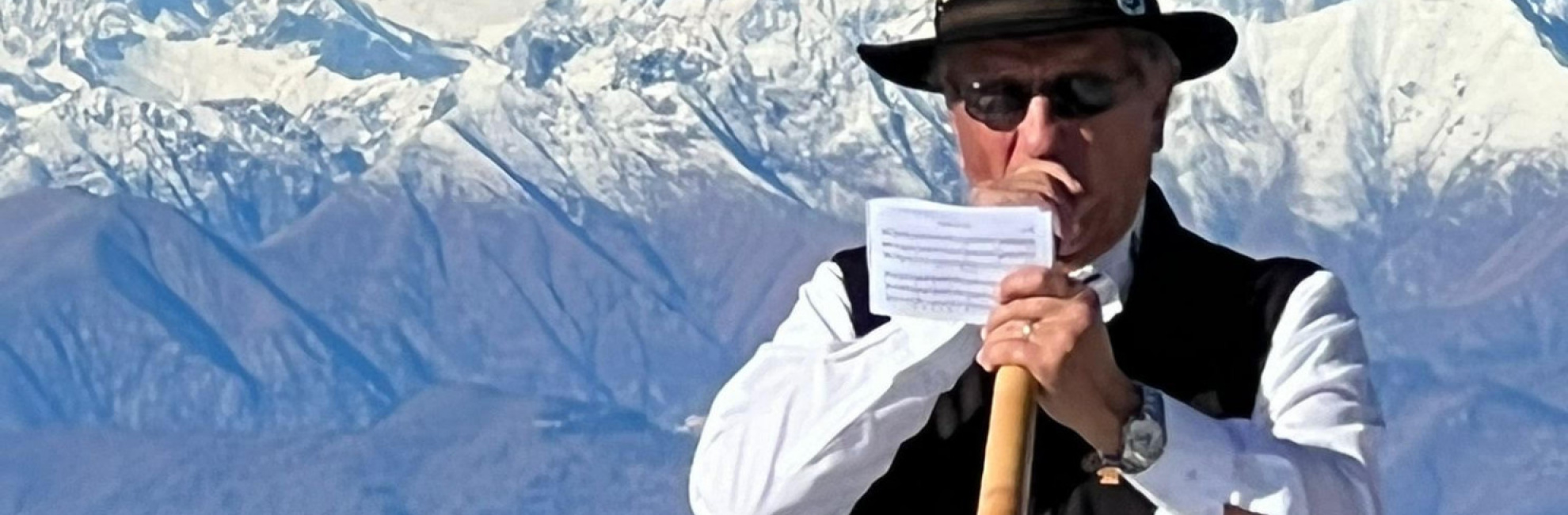 «Tutti i giorni mi alzo presto per suonare il mio corno delle Alpi