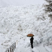 Valanga in Valle Bedretto, la neve sfiora le case