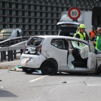 Frontale in autostrada, un morto e due feriti