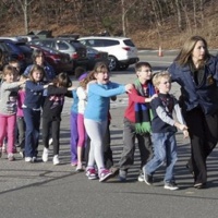 Sparatoria a scuola: almeno 27 morti, 18 i bimbi
