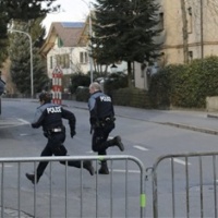 Il "guaritore" barricato minaccia di sparare