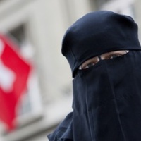 Nora Illi, la svizzera musulmana in niqab e a favore della poligamia