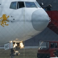 "Urlava alla radio". "Ha minacciato di far schiantare l'aereo"