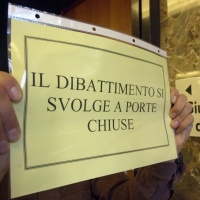 Il maestro piange in aula: «Chiedo scusa a tutti»