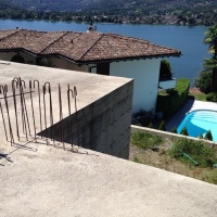 La villa vista lago lasciata a metà: «Un incubo da tre anni»