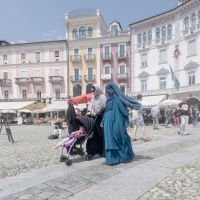 Prima multa a donna con il volto coperto