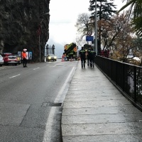 Auto esce di strada e finisce nel lago, grave incidente in zona Ponte del Diavolo