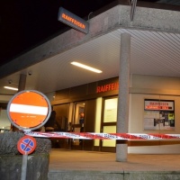 Entrano in banca e lanciano un liquido: «È una rapina»