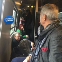 Se il treno è troppo affollato, i viaggiatori devono scendere