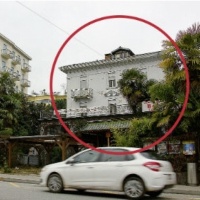 La casa dei clochard tra gli hotel di lusso: vale 30 milioni