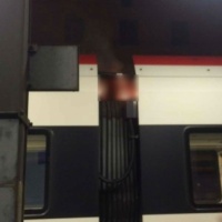 Uomo in fiamme sul tetto del treno