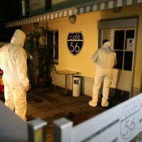 Entrano nel locale e sparano: due morti e un ferito grave