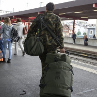 «Militari, lasciate il posto agli altri passeggeri»