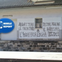 Presidio e scritte sui muri per «abbattere le frontiere»