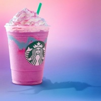 Un frappuccino dal sapore di unicorno che cambia colore e sapore se lo mescoli