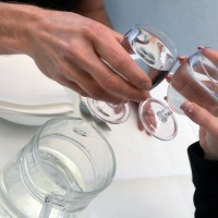 Due franchi a persona per l'acqua del rubinetto: «Siamo costretti a farlo»
