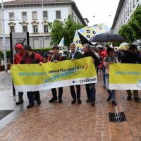 In 500 per dire «Giù le mani dagli uffici postali»