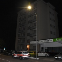 Donna cade nel vuoto e muore