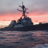 Una nave da guerra americana contro un mercantile
