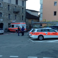 Spunta dalla porta brandendo dei coltelli, il poliziotto spara e lo uccide